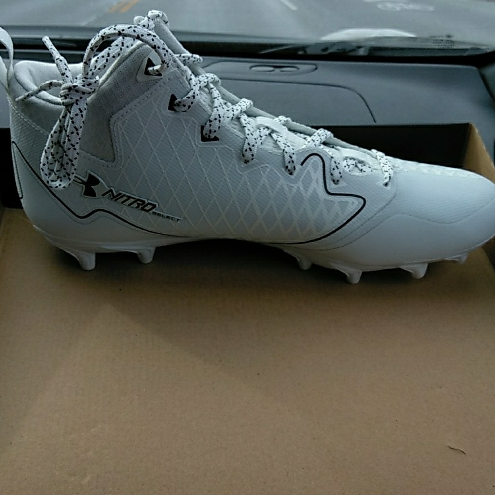 I'm selling size 10 Under Armour cleats.